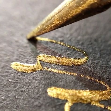 Sparkling glittering shimmering golden ink. Calligraphy by @lililettering Winsor and Newton Fountain Pens Writing, Calligraphy Pen Set, Best Fountain Pen, Fountain Pens Calligraphy, Ink Calligraphy, Pointed Pen Calligraphy, Calligraphy Set, Lavender Brown, Calligraphy Pen