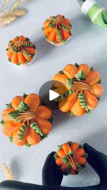 𝐀𝐧𝐠𝐞𝐥𝐚 𝐏𝐫𝐢𝐧𝐚 𝐁𝐥𝐢𝐬𝐬 on Instagram: "Don’t resist—it’s pumpkin time 🎃 
But really, anytime is pumpkin time when they’re made of buttercream 😋🤤

To recap, tips used are 2A, 22, 3, and 352 🧡🤎💚

#ButtercreamPumpkins #CupcakeTutorial #FallTreats #Halloweencupcakes #ButtercreamPiping #AmericanButtercream #PumpkinCupcakes #FallBaking" How To Decorate Muffins, Fall Pumpkin Cupcakes, Fun Halloween Cupcakes, Fall Cookie Decorating Ideas, Frosting Pumpkins, Pumpkin Baby Shower Cupcakes, Pumpkin Cupcakes Decoration, Autumn Cupcakes Decoration, Halloween Decorated Cupcakes