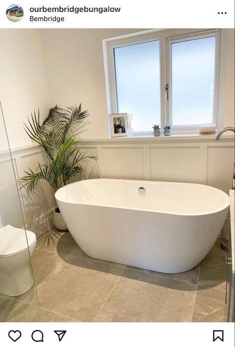 Wicks Bathroom Ideas, En Suite With Free Standing Bath, Bathroom Uk Ideas, Modern Cottage Bathroom Ideas, Cotswold Bathroom, Small En Suite Bathroom Ideas, Uk Bathroom Ideas, Bathroom Ideas Cream, Large Bathroom Ideas