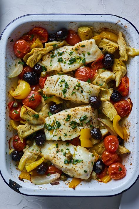 Cod Fish Recipes, Mediterranean Diet Recipes Dinners, Fish And Vegetables, Plats Healthy, Fish Dinner Recipes, Easy Mediterranean Diet Recipes, Cod Recipes, Fish Recipes Healthy, Fish Dinner