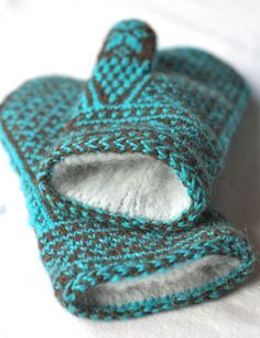 This may be my favorite mitten of all time.  After I finished all my Christmas gifts for my family, I felt I had the time to knit one last pair of mittens for another friend. She loves the lined mi… Knitting Mittens, Knitted Gloves Mittens, Knitted Mittens Pattern, Crochet Mittens, Mittens Pattern, Knitted Wit, How To Purl Knit, Wrist Warmers, Knit Mittens