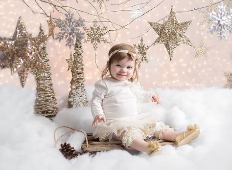 Gold and silver Winter Onederland Party Girl 1st Birthdays, Newborn Cake, First Birthday Winter, Winter Wonderland Cake, Winter Onederland Birthday Party, Baby Birthday Photoshoot, Onederland Birthday Party, Winter Wonderland Birthday, Smash Cake Girl