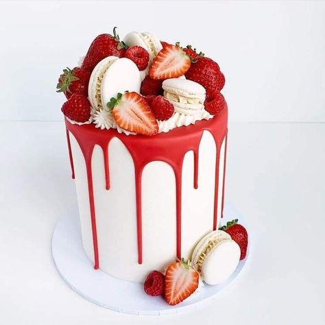 Vanilla Raspberry Cake, Gothic Birthday Cakes, Strawberry Cake Decorations, Fruit Birthday Cake, Fruit Cake Design, Red Birthday Cakes, Strawberry Birthday Cake, Buttercream Cake Designs, 25th Birthday Cakes