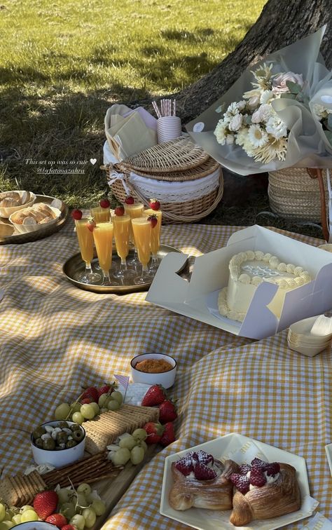 Friends Dates Aesthetic, Picnic Aesthetic Cumpleaños, Picnic Birthday Aesthetic, Picnic Decorations Ideas Simple, Picnic Astethic, Cute Picnic Setup, Picnic Balloons, First Birthday Picnic, Backyard Picnic Party