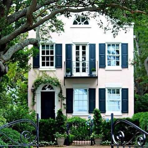 “Yes, please” Charleston Architecture, French Door Windows, Balkon Decor, Black Shutters, Southern Homes, Beautiful Houses, Pool Design, Pink Houses, French Door