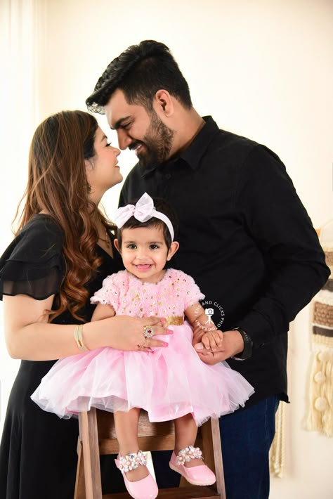 1st Birthday Photoshoot Poses, First Birthday Photo Shoot Ideas With Parents, 2nd Birthday Family Photoshoot, Poses With Baby And Parents, Baby Shoot With Parents, Baby Birthday Photoshoot 1 Year, Baby Shoot Ideas 1 Year, 1st Birthday Photoshoot With Parents, Baby Photoshoot With Parents