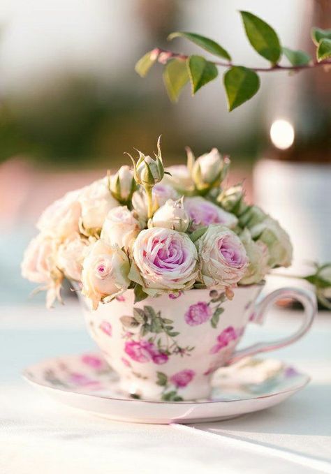 Vintage Flower Arrangements, Tea Cup Centerpieces, Bridal Shower Decorations Diy, Rose Tea Cup, Chic Bridal Showers, Succulent Centerpieces, Tea Party Bridal Shower, Flowers Arrangements, Trendy Flowers