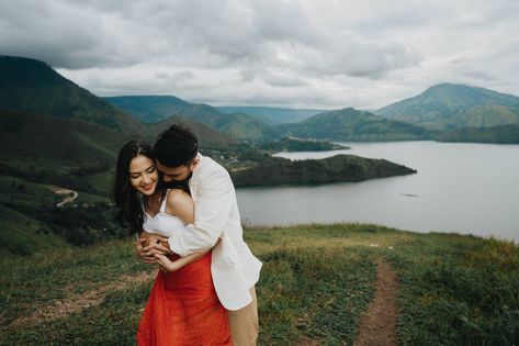 Jessica Mila and Yakup Hasibuan traditional and casual pre-wedding shoot #PreWeddingShoot #CoupleSession #TraditionalPreWeddings #CasualPreWedding #PreweddingInspo #BaliWeddingPhotography #BaliPreWeddingPhotographer #JakartaWeddingPhotography #JakartaPreWeddingPhotographer #SingaporeWeddingPhotography #SingaporePreWeddingPhotographer Bahubali Hills Pre Wedding, Casual Prewedding, Prewedding Bali, Jessica Mila, Bali Prewedding, North Sumatra, Pre Wedding Photoshoot Outfit, Wedding Moodboard, Couple Picture