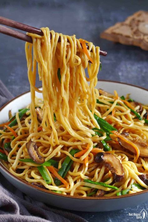 Learn to make Chinese longevity noodles, a classic dish for celebratory occasions. This recipe delivers authentic taste with simple steps. Vegetarian Chinese Recipes, Longevity Noodles, Creamy Chicken Alfredo, Chinese Noodle Recipes, Scallion Oil, Homemade Chinese Food, Authentic Asian Recipes, Asian Noodle Recipes, Pasta Noodle Recipe