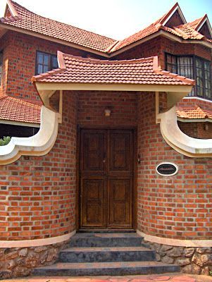 artnlight: A fusion home in Kerala  the traditional gate or 'padippura vathil' Kerala Traditional House, Farmhouse Style Exterior, Brick Porch, Luxury Exterior, Mussoorie, Kerala House Design, Kerala Houses, Brick Exterior House, Brick Architecture