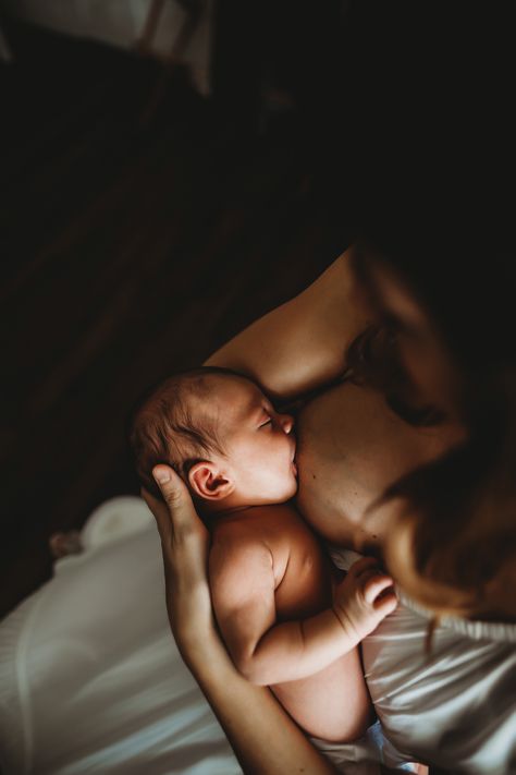 Raw Newborn Photography, Breastfeeding Newborn Photoshoot Ideas, Unique Newborn Photoshoot Ideas, Raw Birth Photography, Breastfeeding Photoshoot Ideas At Home, Postpartum Photography, Newborn Family Shoot, Breastfeeding Photoshoot Ideas, Postpartum Photoshoot