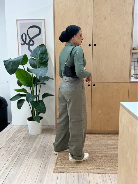 Dunks And Cargo Pants, Green Hijab, How To Style Cargo Pants, Modest Girl, Style Cargo Pants, Fit Summer, Style Cargo, How To Pose, Green And Khaki