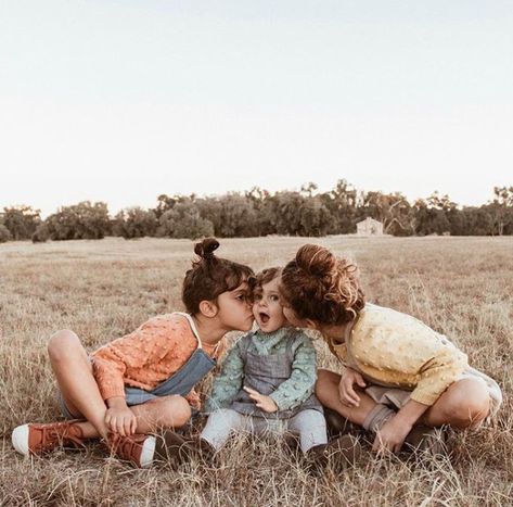 ☆P I N T E R E S T : @marleisoderquist☆ Sibling Photography Poses, Sibling Poses, Sibling Photography, Sibling Photos, Fall Photoshoot, Family Posing, Family Goals, 3 Kids, Fall Family