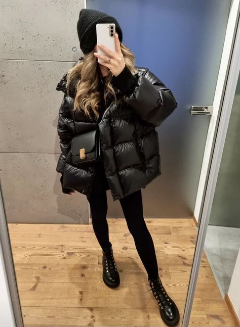 Winter Puffer Outfits, Puffer Jacket Outfit Oversized, Moncler Jacket Women Outfit, Winter Puffer Jacket Outfits, Black Puffer Outfit, Black Beanie Outfit, Black Puffer Jacket Outfit, Women Puffer Jacket, Best Puffer Jacket