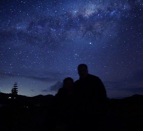 Couple Watching Stars Aesthetic, Picnic Under The Stars Aesthetic, Star Watching Date, Rooftop Stargazing Aesthetic, Couples Stargazing, Stargazing Date Aesthetic, Stargazing Aesthetic Couple, Stargazing Couple, Stargazing Date