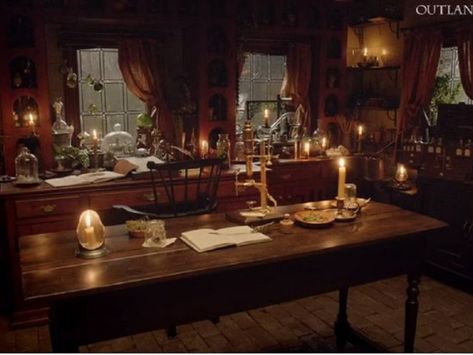 Outlander" S05: Claire's New Fraser's ... Outlander House Interior, Outlander Big House Interior, Outlander Interiors, Outlander Big House, Outlander House, Big House Kitchen, Outlander Kitchen, Cosy Homes, Big Houses Interior