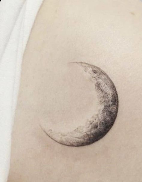 Moon Tattoo Realistic, Unique Moon Tattoo Ideas, Feminine Moon Tattoo, Realistic Moon Tattoo, Luna Tattoo, Full Moon Tattoo, Petit Tattoo, Crescent Moon Tattoo, Moon Tattoo Designs