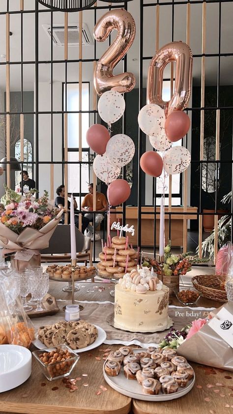 Birthday Budget Ideas, 21st Birthday Restaurant Ideas, Simple Classy Birthday Decorations, Birthday Lunch Decor, Birthday Restaurant Decorations, Small Birthday Dinner At Home, Bday Brunch Decor, Surprise Party Aesthetic, Brunch Bday Party