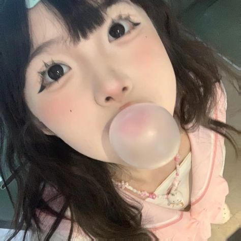 Finally I know how to blow like balloon with chewing gum am feeling so cool Chewing Gum Drawing, Bubble Gum Aesthetic, Girl Blowing Bubble Gum, Blowing Bubble Gum, How To Make Balloon, Blowing Bubbles, Chewing Gum, Drawing Poses, So Cool