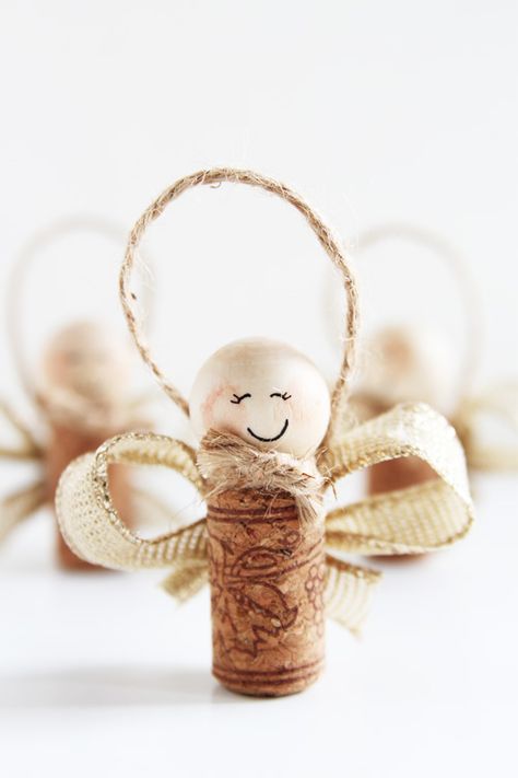 These wine cork angel ornaments are SO cute and couldn't be easier to make! Diy Angel Ornaments, Wine Cork Ornaments, Dollar Store Christmas Crafts, Cork Ornaments, Christmas Crafts For Adults, Christmas Craft Projects, Christmas Crafts To Make, Wine Cork Crafts, Fun Christmas Crafts