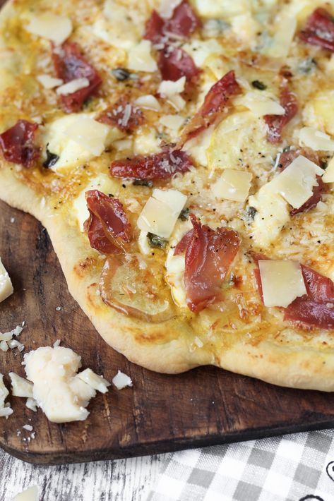 Apple Butter Pizza, Apple Prosciutto Pizza, Pizza With Apples, Homemade Pizza Toppings, Prosciutto Pizza Recipes, Fall Pizza, Fig Pizza, Homemade Snacks Recipes, Apple Pizza