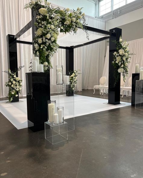 Toronto Chuppah Rentals (@byounique_chuppahs) • Instagram photos and videos Modern Chuppah Ideas, Modern Huppah, Wedding Chuppah Indoor, Modern Chuppah, Contemporary Chuppah, Chuppah Greenery White Flowers, Chuppah With Tallit, Chuppah Wedding, Chuppah Ideas