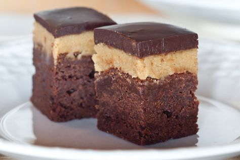 For all those with a large sweet tooth, these Triple Layer Brownies bring the delightful flavors of dark chocolate and peanut butter to your afternoon tea. We recommend trying Elmwood Inn Fine Teas' "Vanilla Rooibos Caffeine-Free Infusion." Recipe at https://bit.ly/33pF51g Triple Layer Brownies, Tea Foods, Apple Hand Pies, Chocolate And Peanut Butter, Tim Tam, Bar Cookies, Baked Chips, Brownie Cake, Party Recipes