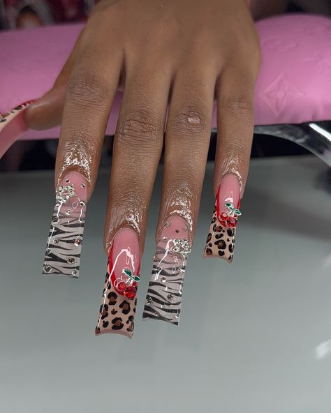 𝐓𝐇𝐄 𝐍𝐀𝐈𝐋 𝐏𝐋𝐔𝐆🔌📲💖 | Baddie Freestyle🐆❤️ Click the link in bio to book your next appointment • • • #mcdonoughnailtech #atlnailtech #atlantanailtech... | Instagram How To Take Good Nail Photos, Chrome Freestyle Nails, Nail Post Ideas, Baddie Y2k Nails, Baddie Duck Nails, Nail Business Aesthetic, Cute Pink Birthday Nails, 2000 Inspired Nails, Baddie Long Nails