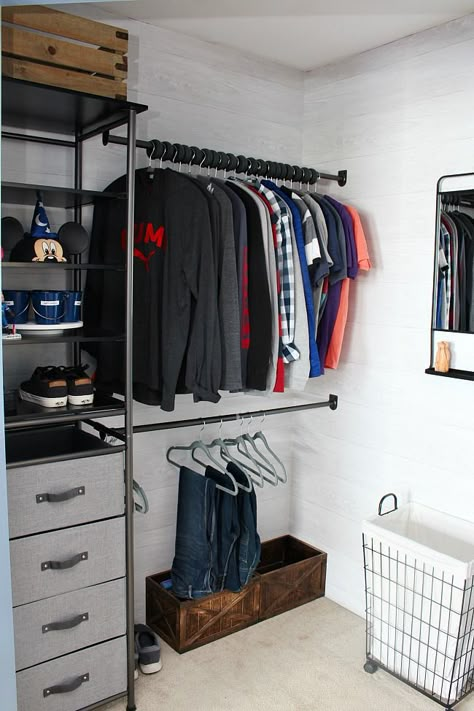 Organize Closet Space, Organizer Tips, Mens Room Decor, Mens Bedroom Decor, Hypebeast Room, Closet Hacks Organizing, Boys Closet, Boy Bedroom Design, Mens Bedroom