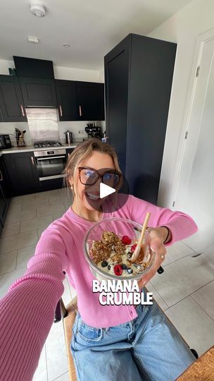 Brownie Breakfast, Microwave Pancakes, Pancake Bowl, Breakfast Crumble, Caramelised Banana, Banana Recipes Easy, Dessert Videos, Oatmeal Crumble, Berry Crisp