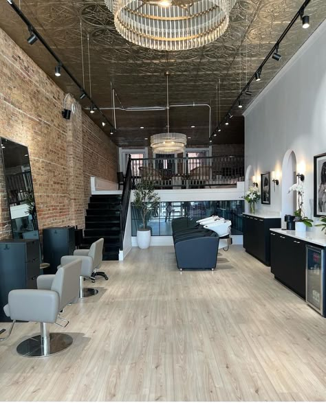 Warehouse Salon Design, Salon Flooring Ideas, Hairsalon Inspiration, Salon Flooring, Hair Salon Aesthetic, High End Salon, Unique Hair Salon, Barbershop Design Interior, Upscale Salon