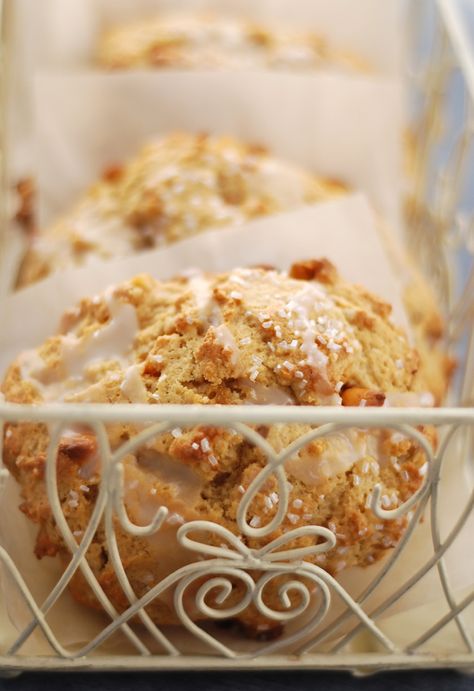 Butterscotch Scones, Crystallized Flowers, Butter Scones, Baking Scones, Biscoff Recipes, Biscoff Cookie Butter, Biscoff Spread, Breakfast Sweets, Scones Recipe