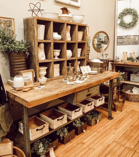 Diy Store Shelving Display, Rustic Booth Design, Countertop Display Ideas, Farmhouse Retail Store, Rustic Store Displays, Mini Boutique Store Ideas, Old Cabin Interior, Hipster Interior, Boutique Store Displays