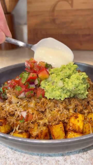 Healthy Food Prep 🌱🍳🥗🍝 on Instagram: "Taco Loaded Potato Bowl 🌮🥔🔥 by @calwillcookit Doesn’t get much better than this... easy, healthy and PACKED with flavor! Perfect quick simple delicious post workout meal, lunch or dinner! Great for meal prepping as well! FULL RECIPE ⬇️ INGREDIENTS ~1.5 lbs Yukon gold potatoes - 1 lb lean ground beef (I used 93/7) - Extra virgin olive oil - Taco Seasoning of choice (I used @grillin_with_dad’s) Pico De Gallo (Combine all ingredients) - 1 cup fresh diced tomatoes - 1/2 cup diced red onion - 1 small jalapeño diced - (Remove seeds unless you want it spicy) - 1/2 cup chopped cilantro - Juice of 1/2 a lime - Salt to taste Guacamole (Combine all ingredients) - 2 medium sized avocados - 1/2 cup diced red onion - Juice of a lime - 1/2 cup cilantro choppe Loaded Potato Bowl, Potato Bowl Recipe, Healthy Food Prep, Post Workout Meal, Potato Bowl, Gold Potatoes, Beef Bowls, Yukon Gold, Ground Beef Tacos