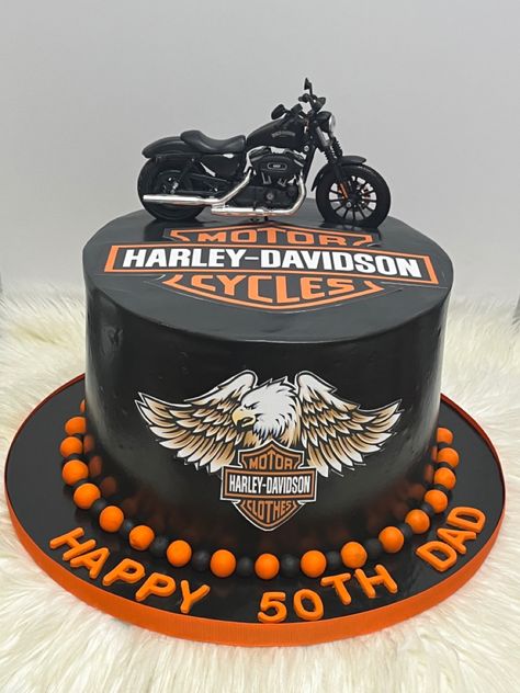 Harley Cake Motorcycles, Harley Davidson Cake Ideas, Harley Davidson 60th Birthday Party, Harley Birthday Cake, Pastel Harley Davidson, Motorbike Birthday Cake, Motorcycle Theme Cake, Motorcycle Cake Ideas, Harley Davidson Birthday Cake