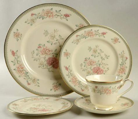 طقم شاي, Pretty Tea Cups, Antique Dishes, Vintage Dinnerware, Cute Kitchen, China Sets, China Patterns, Beautiful Dishes, Tea Service