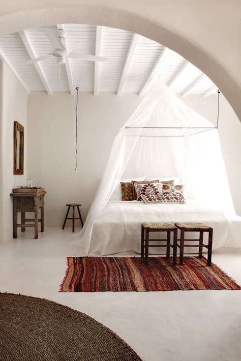 5 Favorites: Summery Mosquito Nets - Gardenista Summer Rugs, White Bed, Mediterranean Decor, Design Hotel, Design Del Prodotto, Modern Bed, Hotels Design, Beautiful Bedrooms, Bedroom Styles