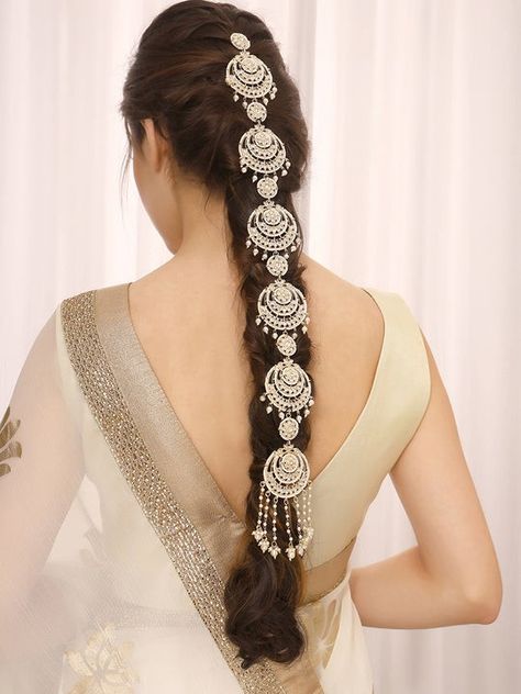 Hair Assecery For Wedding, Hairstyle Indian, Bridal Hairstyle Indian Wedding, Engagement Mehndi, Hair Style Vedio, Matha Patti, Traditional Hairstyle, Engagement Mehndi Designs, Asian Jewelry