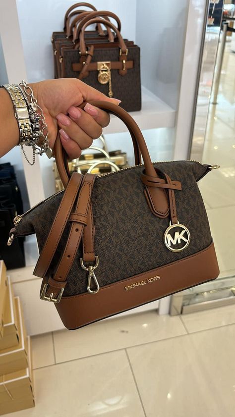 Handbags For Moms, Sac Michael Kors, Mom Purses, Michael Kors Purses, High End Handbags, Bag And Shoes, Luxury Bags Collection, Handbag Essentials, Girly Bags