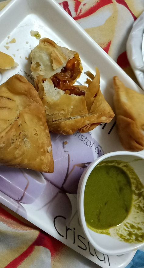 Paneer Samosa, Frock Photos, Study Snaps, Wall Layout, Desi Vibes, Foodie Pics, Eating Food Funny, Food Video, Foodie Instagram