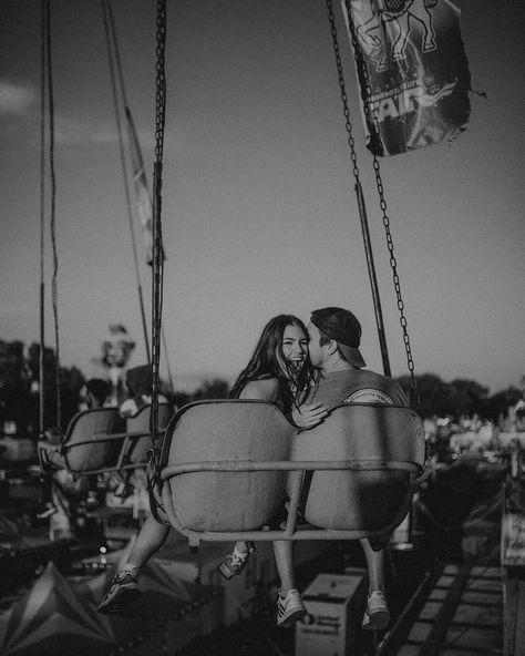 Disneyland Couples Pictures, Carnival Photo Shoots, Retro Engagement Photos, Fair Pictures, Carnival Photography, Fair Photography, Couple Engagement Pictures, Photography Themes, Cute Relationship Photos