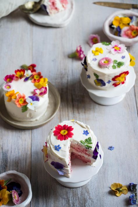 Edible Flowers Cake, Edible Flowers Recipes, Mini Wedding Cakes, Pastel Cupcakes, Cake Mini, Small Cakes, Torte Cupcake, Wedding Cakes With Flowers, Flower Food