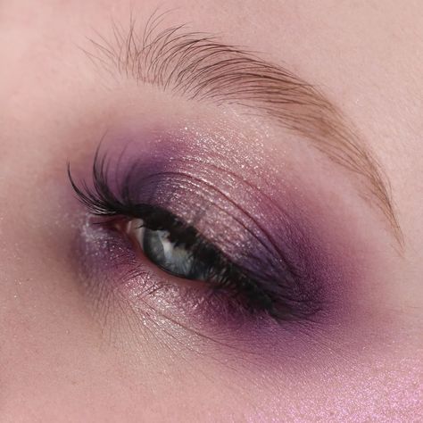 Smokey purples are always a good idea 💜 Another look for you using the @shellwemakeup Mist Witch palette! This Saturday I'll post the YouTube video with tutorials for all three looks 🥰 so keep your eyes peeled for that! I've spent most of this weekend reading and cleaning, which was a great way to spend it! What did you do this weekend? What books are you reading? Products used: ☆ @shellwemakeup Mist Witch palette *PR*, Present Highlighter Palette *PR* ☆ @kruidvat lip & cheek balm in 020 C... Purple Eye Shadow Makeup, Lavender Eyeshadow Looks For Brown Eyes, Dusty Purple Makeup Look, Purple Makeup Ideas, Brown Eye Purple Eyeshadow, Make Up Purple, Brown Eyes Purple Eyeshadow, Anniversary Makeup, Subtle Purple Eyeshadow