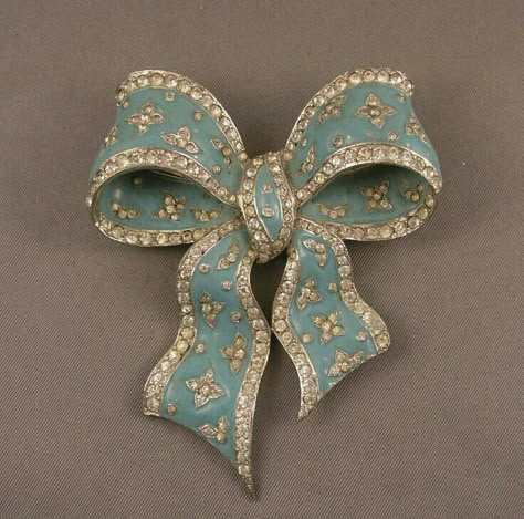 Bow Brooch, Antique Brooches, Bow Jewelry, Diamond Brooch, Fabulous Jewelry, Vintage Jewels, Gorgeous Jewelry, Blue Rhinestones, Vintage Costume Jewelry