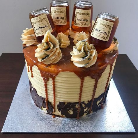 A customer decided to order a caramel chocolate Hennessy cake 💃🏻❤️🍫🥃 Hennessy Cake Recipe, Bae Birthday, Glory Quotes, Hennessy Cake, Liquor Cake, Burger Cake, Alcohol Cake, Angel Food Cake Pan, Gourmet Cakes