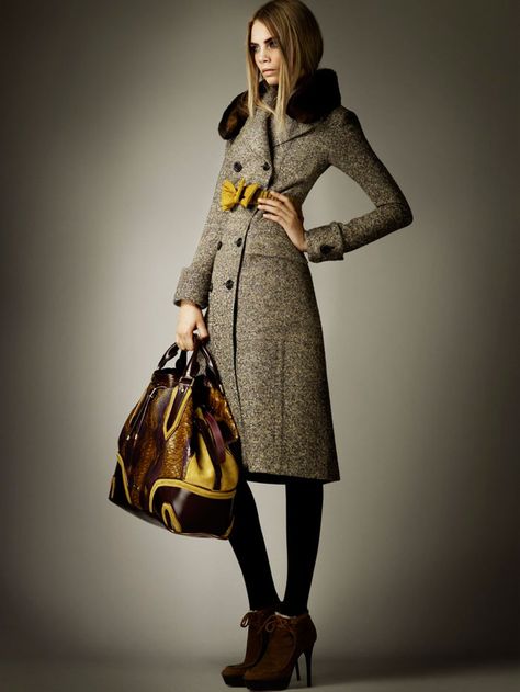 ahh burberry is one of my favs for sure....cara delevingne for burberry Wardrobe Pieces, Burberry Prorsum, Hello Fall, Beautiful Clothes, Woman Fashion, Mode Inspiration, Pre Fall, Winter Style, Simply Beautiful