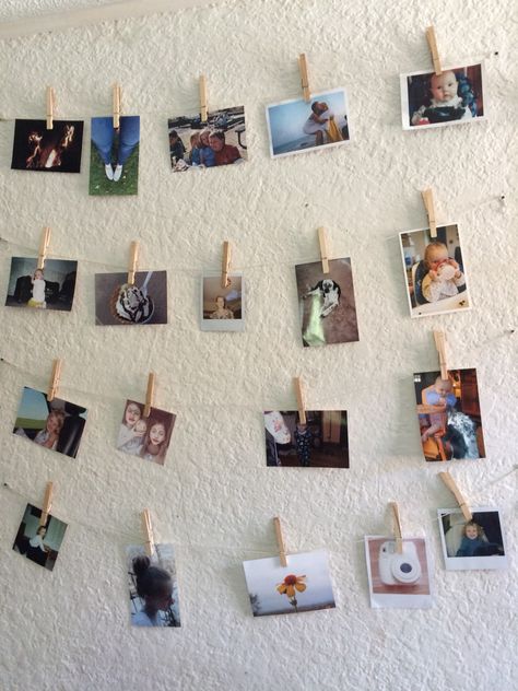 Twine, clothes pins and photos Pic Hanging Ideas, Twine Picture Display, Picture Clothesline, Diy Photo Displays, Dorm Pictures, Clothesline Pictures, Diy Photo Wall, Diy Wall Design, Decor With Ropes