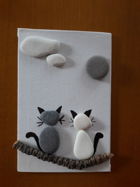 Pebble Art Cats, Cat Diy Crafts, Stone Pictures Pebble Art, Pebble Art Family, Diy Rock Art, Glass Art Pictures, Painted Rock Animals, Abstract Flower Art, Rock Painting Patterns