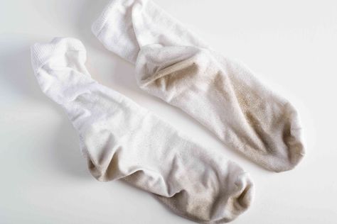 How To Make Socks, Dingy Whites, Cleaning Blinds, Washing Powder, White Socks, Super White, White Vinegar, Colorful Socks, Diy Cleaning Products