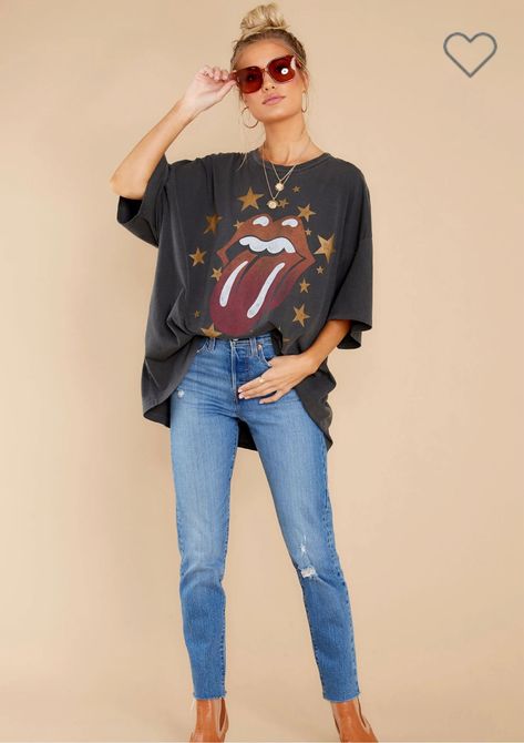 Rolling Stones Outfit, Rolling Stones Tshirt, Concert Outfit Rock, Casual Tshirt Outfit, Blue Jean Outfits, Outfit Primavera, Red Dress Boutique, Rolling Stone, Tshirt Outfits